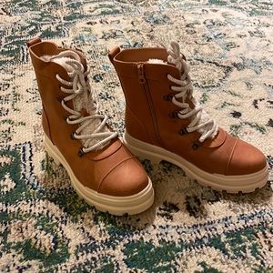 size 5 BIG GIRLS cognac sherpa hiker boots, womens equivalent size 7-7.5